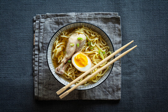 Japanische Udon-Nudelsuppe mit Huhn und Soja-Ei