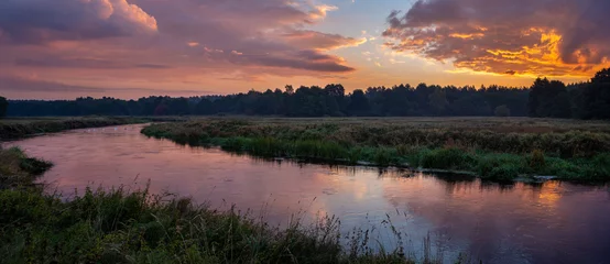 Sonnenaufgang über dem Fluss © Marek