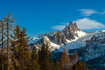 zimowy krajobraz gorski Dolomity Włochy