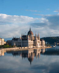 Fototapeta premium Budapest Parliament reflecitng in the river