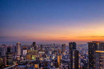 Fototapeta na wymiar マジックアワーに輝くライトアップされた大阪の街並み【大阪風景】