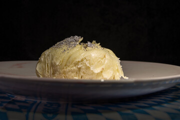 Selbstgemachter Germknödel mit Mohnzucker. Schnell gemacht, die Zutaten hat jeder im Haus