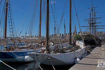 Balade bretonne, la cité corsaire de Saint-Malo, les vieux gréements