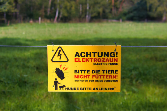Schild Achtung Elektrozaun, Weidezaun, Bitte Tiere nicht füttern, Hunde bitte anleinen