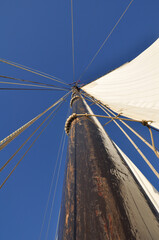 Mast und Takelage eines alten Segelschiffs nach oben in den Himmel fotografiert