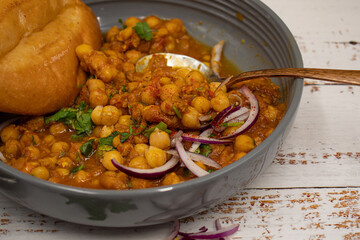 Vegan chickpeas bowl and avocado sandwich o