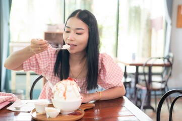 Obraz na płótnie Canvas woman eating cream