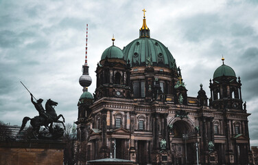 View of the Berliner dom from the entrance to the Altes museum © Joffrey