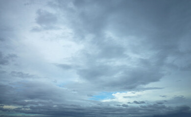 曇り空の隙間に青空