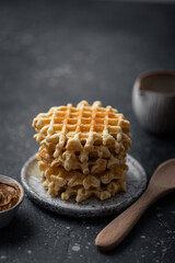 Pile de gaufres liégeoises fait maison sirop d'érable et pâte à tartiner