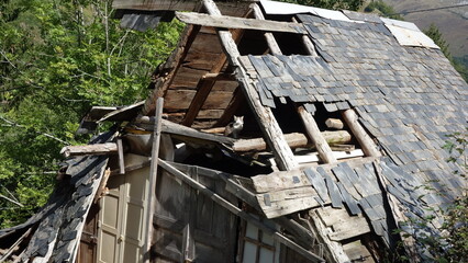 Chat profitant du soleil dans une ruine - Cat enjoying the sun in a ruin