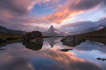 Farbenfroher Sonnenuntergang am schweizer Stellisee mit Matterhorn.