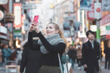 日本・東京・渋谷を観光する女性