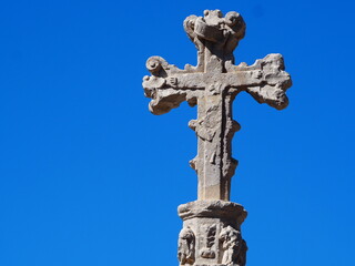 cruz de termino vista de perfil de estilo gotico donde se conservan los  restos de dedos de la...