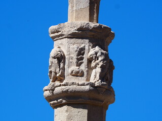 capitel del crucero de termino de la villa medieval de vallbona de les monges, de estilo gótico, arte vegetal y animal, lérida, españa, europa