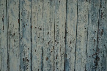 Alte blau-graue Lattenholzfassade 