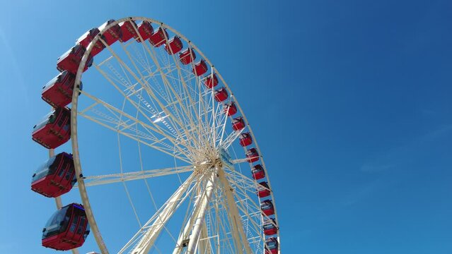 Grande roue sur fond de ciel bleu