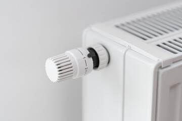 The thermostat regulating the radiator temperature is set to the minimum value
