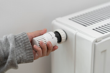 The thermostat regulating the radiator temperature is set to the maximum mode