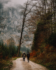 Freundinnen beim Wandern in den Bergen im Herbst.