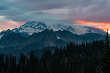Obraz premium Mount Ranier Sunset