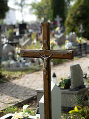 Drewniany krzyż na cmentarzu, 1 listopada, Wszystkich Świętych  - obrazy, fototapety, plakaty