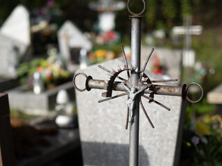 Metalowy krzyż na cmentarzu  - obrazy, fototapety, plakaty