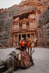 Fototapeta na wymiar Frau steht vor berühmten Bauwerken in Petra, Jordanien.