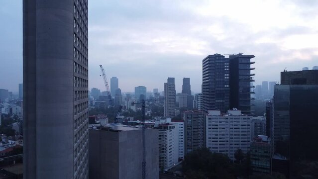 Panor&aacute;mica de edificios mexicanos por la ma&ntilde;ana con drone