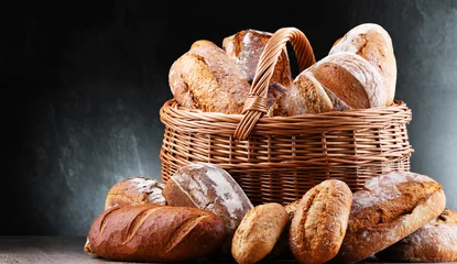 Gordijnen Wicker basket with assorted bakery products © monticellllo