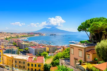 Crédence en verre imprimé Naples Naples, Italy. View of the Gulf of Naples from the Posillipo hill with Mount Vesuvius far in the background and some pine trees in foreground. August 31, 2021.