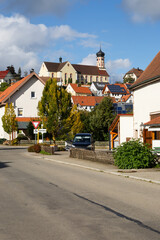 Fototapeta na wymiar Gemeinde Schwenningen mit Blick auf St. Kolumbankirche, Landkreis Sigmaringen