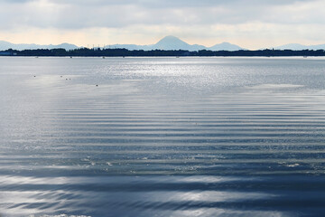 初秋の朝に滋賀県大津市堅田から望む近江富士