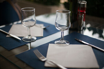empty glasses on the table in the cafe