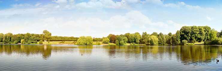 Hamburg See im Stadtpark mit Bäume im Sommer - Panorama