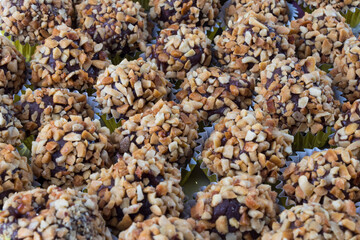 Brigadeiros doce brasileiro com amendoim em um prato.
