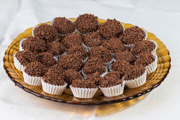 Brigadeiros doce brasileiro em um prato.