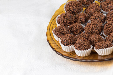 Brigadeiros doce brasileiro em um prato.