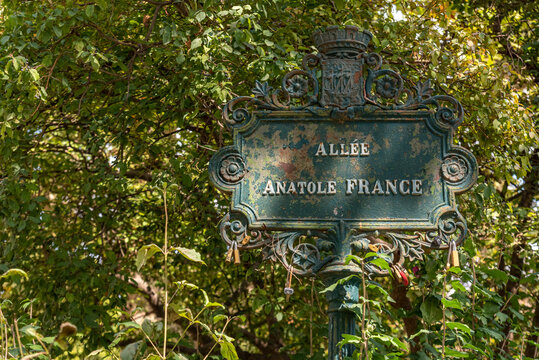 vintage oll metal street name sign in Paris