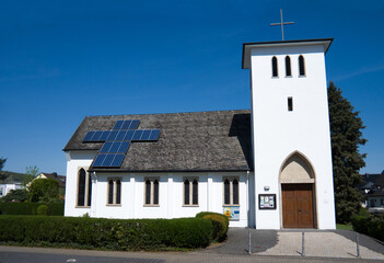moderne evangelische Kirche mit Solardach in Form eines Kreuzes	