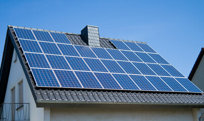 Obraz premium Solardach, Photovoltaik Anlage an einem strahlend blauen Tag