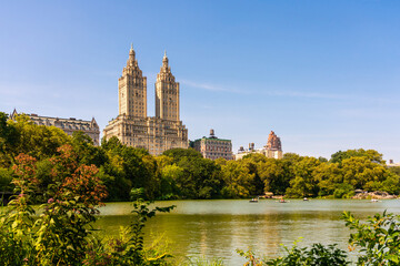 Obraz na płótnie Canvas Lake with boats in Central Park in midtown Manhattan in New York City with Eldorado building