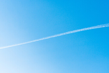 晴天の日の飛行機雲