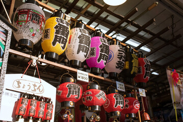 東京・浅草の仲見世通り　土産店で売られる提灯　Souvenir shop selling paper lanterns at Nakamise-dori Shopping Street in Asakusa, Tokyo