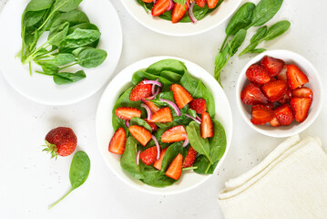 Salad with strawberry, red onion and spinach