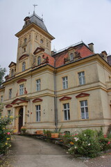 Fototapeta na wymiar Neorenesansowy pałac z 1875 roku w Makowicach nieopodal Świdnicy (Polska, województwo dolnośląskie), powstały po przebudowie dworu z XVII wieku.