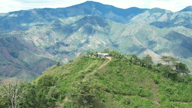hermoso panorama de casa, finca en monta&ntilde;a alta con paisaje de cordillera al fondo