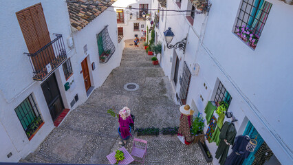 Fototapeta premium Típicas calles del casco viejo de Aleta con sus blancas fachadas y casas en encaladas y sus calles adoquinadas