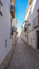 Fototapeta na wymiar Típicas y relucientes casas de blancas fachadas del casco antiguo de Altea en la costa Blanca en Alicante, España