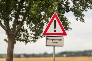 Warnschild vor den Eichenprozessionsspinner